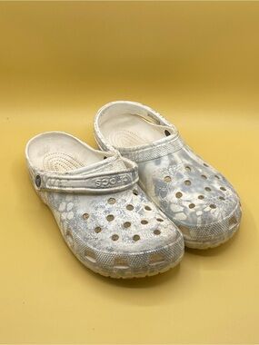 CROCS Kids White and Light Gray Patterned Clogs
